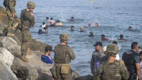 Migrantes intentando cruzar a Espa�a desde Marruecos, el pasado 31 de julio.