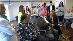 La directora xeral de Xuventude, Lara Meneses visit� a los participantes de la iniciativa intergeneracional de Agadea y el IES F�lix Muriel en el centro terap�utico de Rianxo