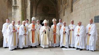 Bodas de plata, oro y diamantes de sacerdotes en Santiago. Los sacerdotes homenajeados en esta festividad fueron Francisco Javier Buide del Real, Santiago Cotelo Su�rez, Manuel Jes�s Formoso Fern�ndez, Jos� L�pez Moldes, Javier Mart�nez de Bedoya, Jos� Carlos Mato Tosar y Eduardo Alberto Prado Alvaredo, por sus bodas de plata sacerdotales. En las bodas de oro fue reconocido Ram�n Insua Lobelos. Por sus bodas de diamante sacerdotales fueron homenajeados Gumersindo Campa�a Ferro, Jacinto Collazo Gantes, Valent�n Gonz�lez Gil, Manuel L�pez Castro, Manuel Pontes Garc�a, Jos� Manuel Quint�ns Pardal, Jos� Antonio Souto M�guez, Andr�s Torres Queiruga, F�lix Urra Mendia, Antonio Varela Grueiro y Manuel V�zquez Ares.