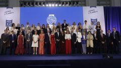 Fotograf�a de familia de los asistentes a la celebraci�n del 75.� aniversario del premio Planeta, este jueves en Madrid.