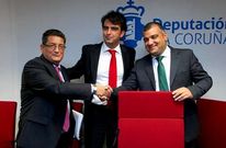Diego Calvo, flanqueado ayer por Jos� S�nchez (Cesuras) y Pablo Gonz�lez (Oza dos R�os)