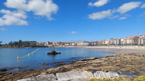Aspecto del frente mar�timo de Sanxenxo este lunes, �ltimo d�a de agosto