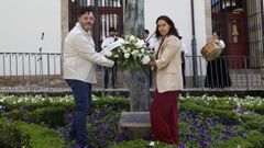 Ofrenda na escultura de homenaxe a B�veda da R�a da Barreira.