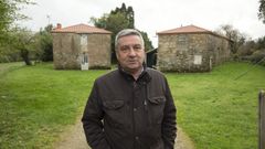 O PUMAR, EN A LARACHA, DONDE SOLO QUEDA EL RECUERDO. Jos� Antonio Vi�a, profesor de matem�ticas jubilado en el instituto Alfredo Bra�as de Carballo, naci� en O Pumar, en Montemaior, A Laracha, que lleva a�os deshabitado. Ayer se reencontr� con �l, y de paso con su infancia y mucho m�s, porque estuvo ligado a �l hasta la veintena avanzada. Son tres casas, y lleg� a haber m�s de 20 personas. Pero los cambios, las necesidades, la imposibilidad de repartir en cantidad suficiente para todos los herederos y los usos modernos acabaron por hacer morir poco a poco aquel lugar