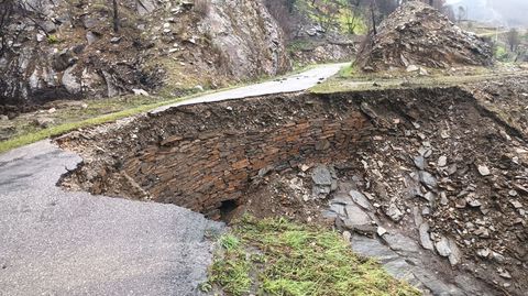 El derrumbe hizo desaparecer un tramo de unos diez metros de calzada