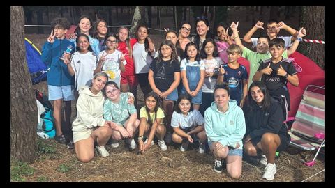 Imaxe dos participantes na ludoteca de vern da Illa de Arousa