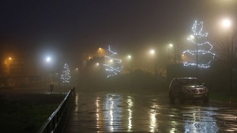 NAVIDAD EN CELANOVA.A pesar de la lluvia, las luces de Navidad iluminan la vila de san Rosendo