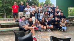 Los integrantes del equipo de Tineo antes de viajar a Madrid para concursar. Abajo a la izquierda Jorge Escaladas, el capit�n.