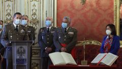 El general gallego Amador Ense�at pronuncia unas palabras junto a su antecesor, Francisco Javier Varela y en presencia de la ministra de Defensa, Margarita Robles, durante su toma de posesi�n como Jefe de Estado Mayor del Ej�rcito, en el palacio de Buenavista en Madrid  