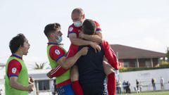 Plantilla y cuerpo tcnico de la UD Ourense celebraron la victoria al finalizar el encuentro