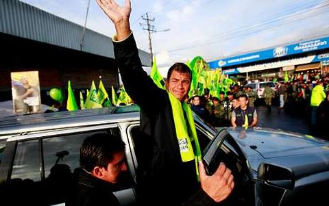 Rafael Correa saluda durante un acto de campa�a electoral celebrado ayer en Quito.
