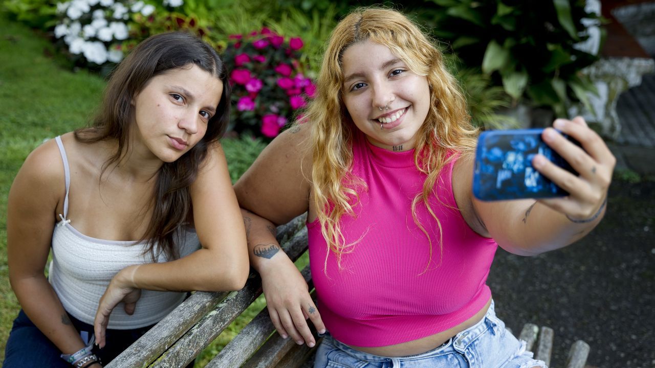 Dos amigas coruñesas llevan la fiesta de las orquestas a las redes