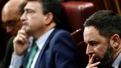 En primer trmino, Santiago Abascal (Vox) y, a su izquierda, Aitor Esteban (PNV)