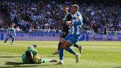 Stoichkov, presionando el bal&oacute;n ante Herrero.
