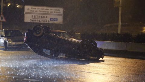 Estas son las imgenes que dej el domingo el paso del temporal Ana en Galicia. Accidente en Alfonso Molina, en A Corua