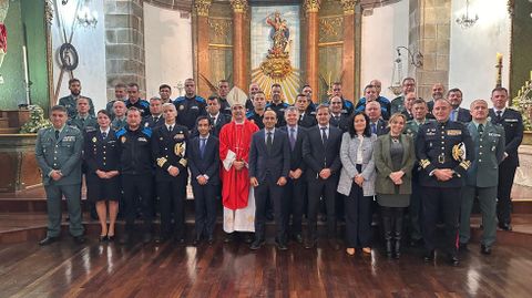 Foto de familia del patr�n de la Polic�a Portuaria en la iglesia del Socorro, con las autoridades asistentes.