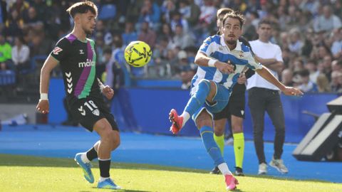 Giacomo Quagliata centra durante el duelo entre el Deportivo y el M�laga en Abanca Riazor