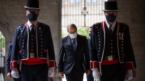 El presidente de la Gneralitat, Quim Torra, entre dos mossos d'Esquadra