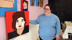 Mar�a Eugenia Reiriz con el cuadro de Roc�o Jurado que aporta a la Mostra de Mulleres Creadoras