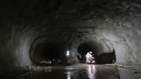 Obras de los tneles del tren al puerto exterior, en la imagen la caverna en la que se juntan los pasadizos
