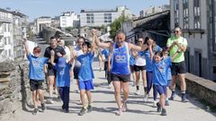 El reto de correr 24 horas por la Muralla de Lugo para visibilizar el autismo