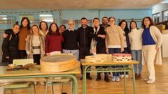 Los artesanos con los alumnos del colegio Jos� Mar�a Lage de Ortigueira.