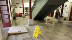 Entrada del centro cultural Torrente Ballester inundada por las filtraciones, en foto de archivo.