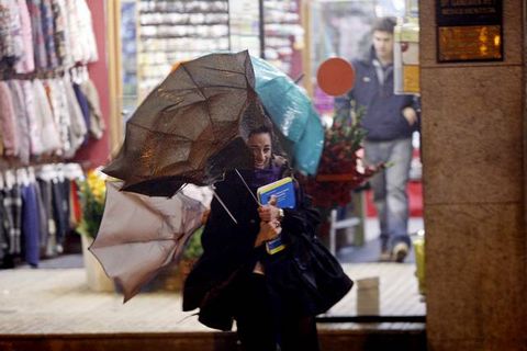 La nubosidad ha ido en aumento a lo largo de toda la jornada y el viento y las lluvias han sido localmente fuertes, traslandandose de oeste a este a medida que avanzaba la tarde.
