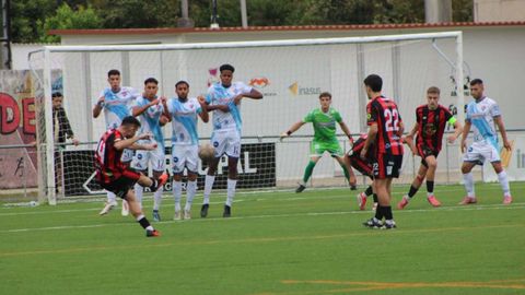 Un momento del encuentro entre el CD Lal�n y el Barco.