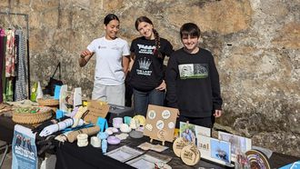 Integrantes del CPA Bri�n atendiendo el puesto del mercadillo