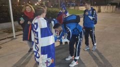Un peque�o grupo de aficionados esperaba a la plantilla del D�por a su llegada a Alcorc�n