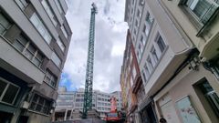 Montaje de la gr�a que mover� las cargas durante la construcci�n del edificio del mercado y el centro de salud de Santa Luc�a 