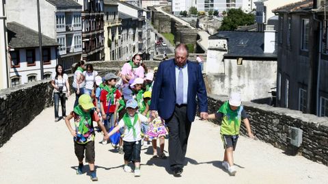 Paseo con unos nios por las murallas
