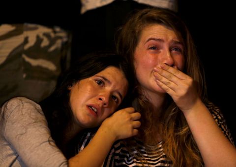 Dos j�venes lloran al conocer la muerte de la adolescente apu�alada el d�a del Orgullo Gay. 