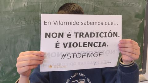 Uno de los estudiantes del centro, con un cartel reivindicativo