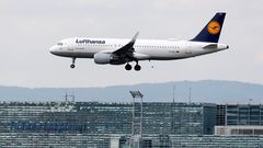 Un avi�n de Lufthansa, en el aeropuerto de Fr�ncfort