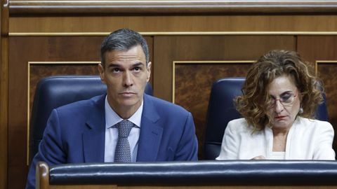 El presidente del Gobierno, Pedro Snchez, y la vicepresidenta primera, Mara Jess Montero, en el Congreso.
