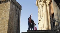 Unos turistas se hacen un selfi en Monforte, municipio en el que hay 87 viviendas tur�sticas
