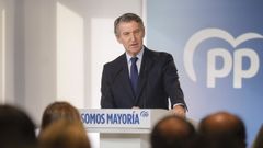 El presidente del Partido Popular, Alberto N��ez Feij�o durante la reuni�n de la Junta Directiva Nacional del partido, que analiza los resultados de las elecciones auton�micas de Extremadura y al que asiste por vez primera el nuevo presidente valenciano, Juanfran P�rez Llorca, este lunes, en la sede del PP en Madrid.