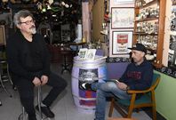 Fern�ndez Canosa pinta a uno de sus grandes amigos, Roberto Traba, en el bar A Galer�a. 