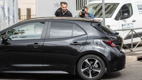 Begoa Gmez, en el interior del coche en el que lleg a declarar ante el juez Peinado