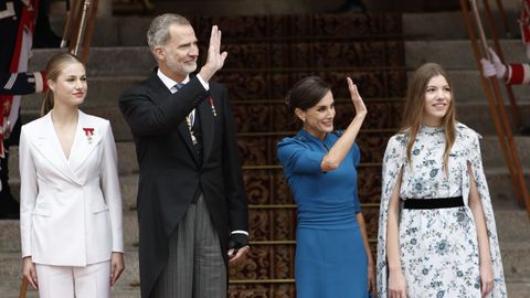 Los reyes y sus hijas a su llegada al Congreso de los Diputados