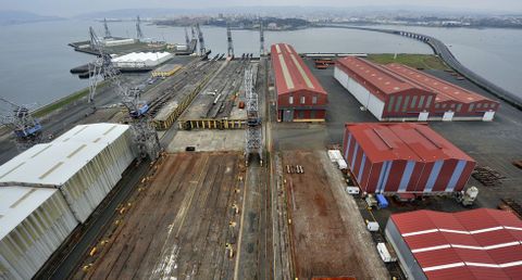 <span lang= es-es >Una gr�a m�s alta que la catedral de Santiago</span>. Desde el p�rtico de la antigua Astano, de 75 metros de alto, se divisan las superlativas dimensiones del astillero. Ubicada encima de las instalaciones en donde se colocan los bloques y componentes que han de ser izados hasta su ensamblaje en las gradas. 