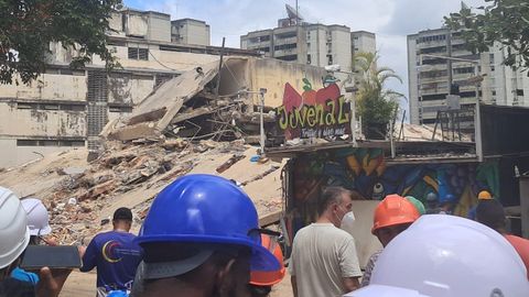 Labores de rescate en el barrio de San Bernardino de Caracas.