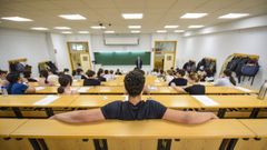 Estudiantes preparados para uno de los ex�menes de la PAU, la semana pasada en Pontevedra.