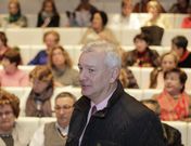 El doctor Antonio Parra, antes de comenzar su intervenci�n en Afundaci�n. 