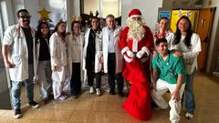 Visita de Papa Noel al Centro Hospitalario de Pontevedra