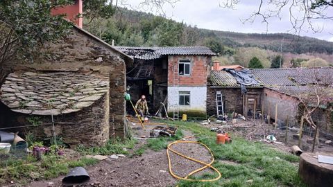 Parte de la techumbre del alpendre se vino abajo por efecto del incendio, que lo dej� inservible