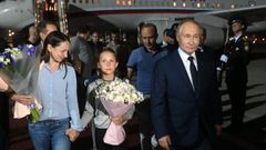 Vladimir Putin camina junto a la espa rusa Anna Dultseva y su hija a su llegada al aeropuerto gubernamental Vnukovo en Mosc