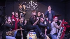 De izquierda a derecha: Patricia Cadaveira,  Celina Santamar�a,  Cristina Toba (arriba),  Luc�a Fern�ndez (abajo con un bajo), Nora Gabrieli, Eva Pi�eiro, Carolina Rubirosa, Carola Prego y Marian Ledesma.